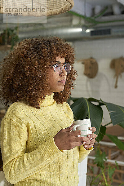 Nachdenkliche Frau mit Kaffeetasse im Cafe