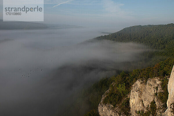 Landschaft gegen Himmel im Donautal bei nebligem Wetter  Schwäbische Alb  Deutschland