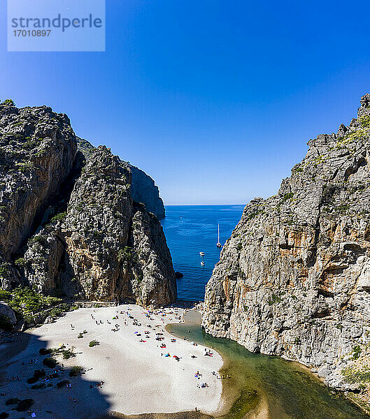 Idyllischer Blick auf den Strand von Mallorca  Torrent De Pareis  Sierra De Tramuntana  Balearische Inseln  Spanien
