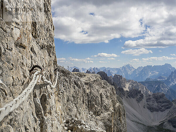 Abseilen von einer steilen Felswand in den Sextner Dolomiten