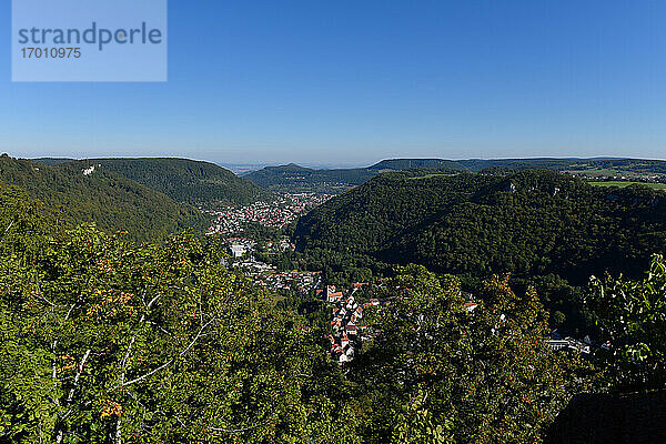 Landschaft vor blauem Himmel von Schloss Lichtenstein aus gesehen  Schwäbische Alb  Deutschland