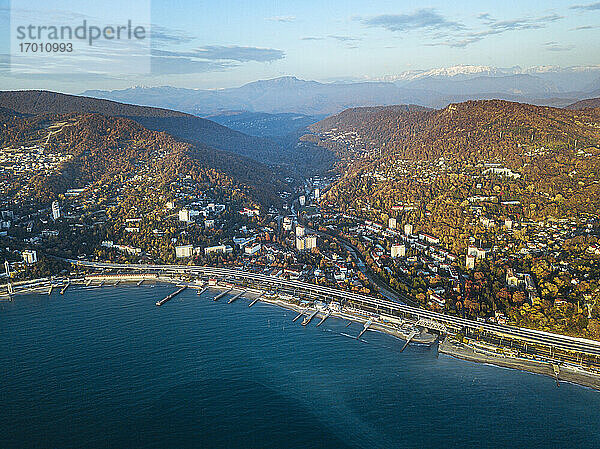 Russland  Region Krasnodar  Sotschi  Luftaufnahme des Bezirks Chosta im Herbst
