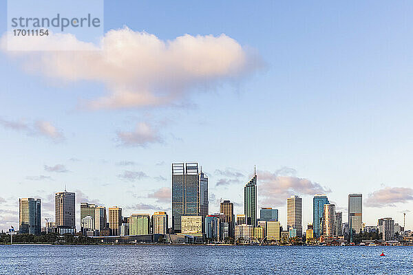 Australien  Perth  Wolkenkratzer in der Innenstadt über den Swan River gesehen