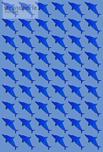 Blaue Delphin's Origami über farbigen Hintergrund angeordnet