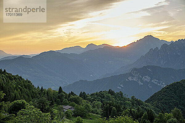 Sonnenuntergang über einer Bergkette am Idrosee  Lombardei  Italien