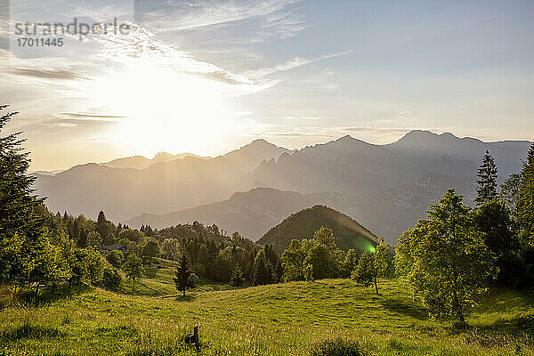 Blick auf eine Bergkette bei Sonnenuntergang am Idrosee  Lombardei  Italien