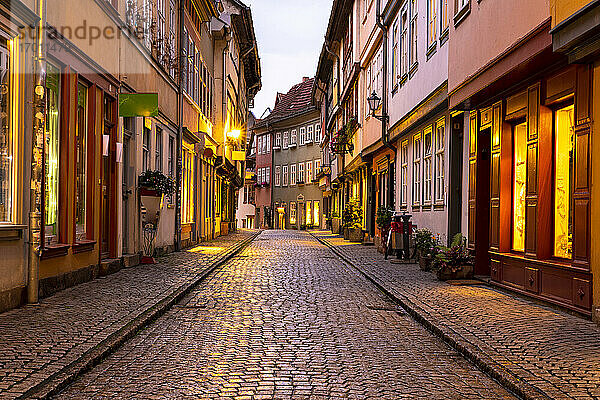 Deutschland  Erfurt  Altstadt Karmerbrucke Straße in der Abenddämmerung