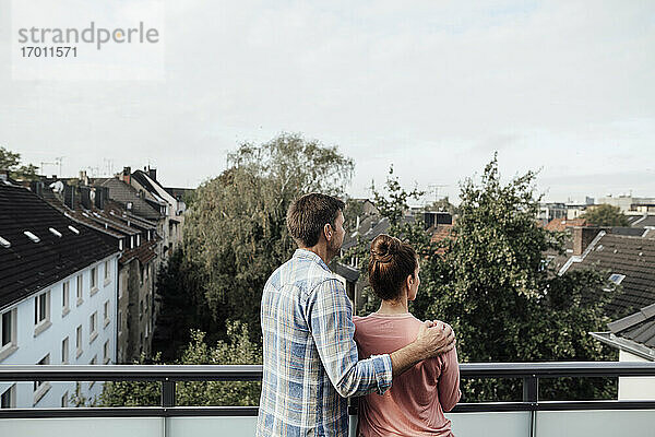 Reifes Paar steht und verbringt seine Freizeit zusammen auf dem Balkon