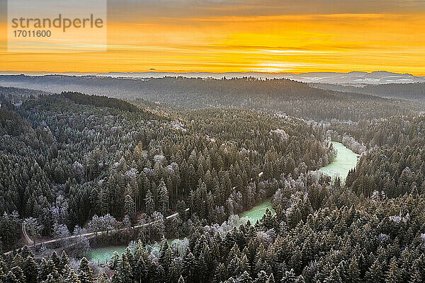 Deutschland  Baden-Württemberg  Drohnenansicht des Schwäbischen Waldes bei Wintersonnenaufgang