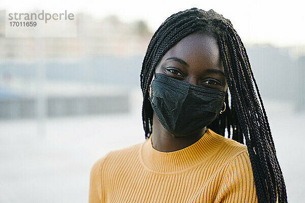Teenager-Mädchen mit Gesichtsschutzmaske im Freien