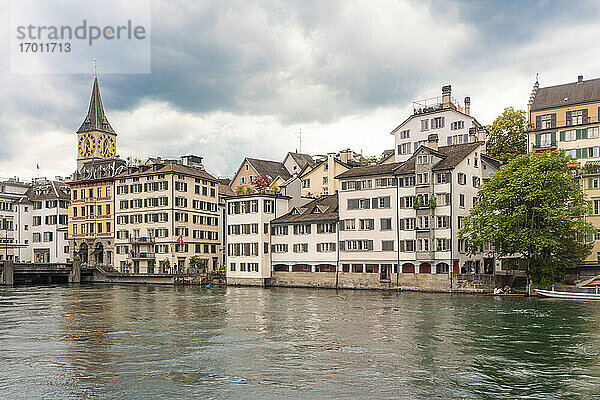 Schweiz  Zürich  Limmat mit Altstadthäusern und Peterskirche