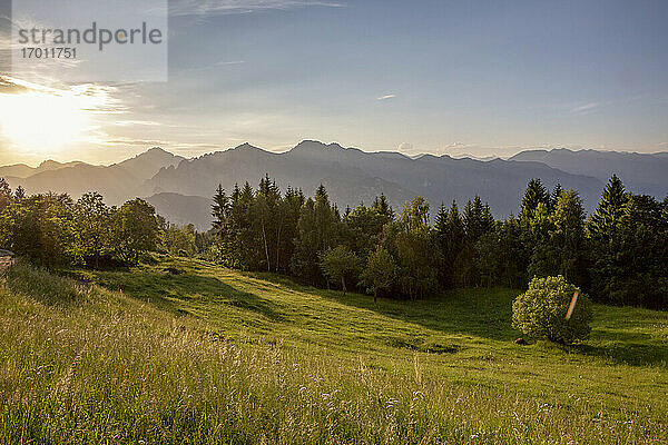Schöner Sonnenuntergang über einer Bergkette am Idrosee  Lombardei  Italien