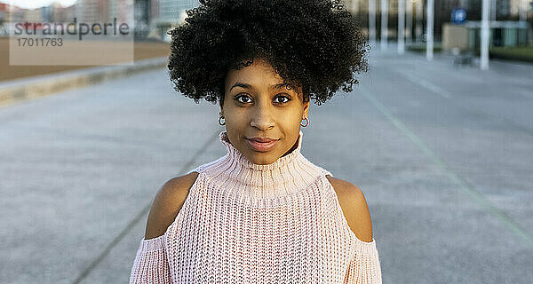 Schöne Frau mit Afro-Haar stehend auf der Straße