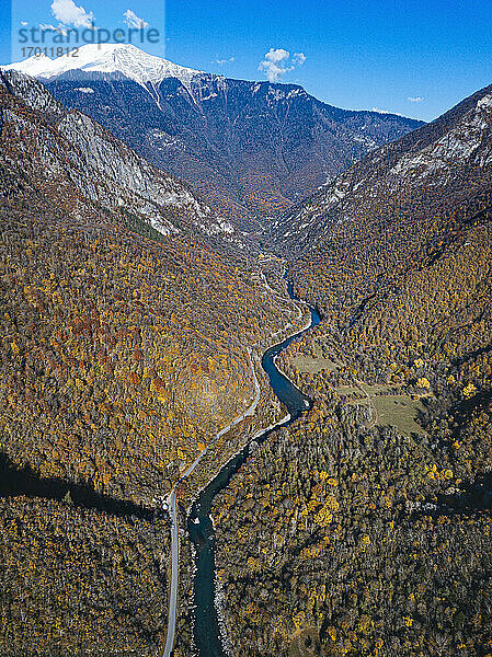 Luftaufnahme des Flusses Bzyb  der durch ein bewaldetes Tal im Kaukasusgebirge fließt