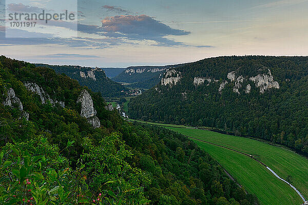 Landschaft im grünen Wald inmitten von Bergen gegen den Himmel bei Sonnenuntergang  Schwäbische Alb  Deutschland