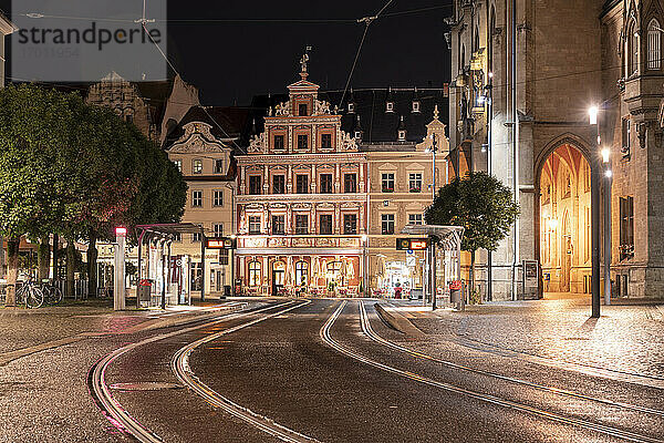 Deutschland  Erfurt  Fischmarkt mit Rathaus bei Nacht