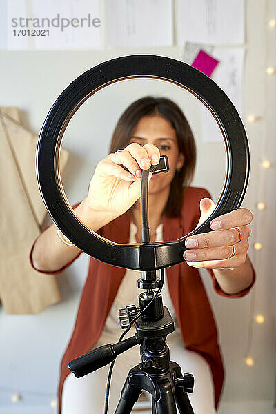 Modedesignerin stellt Lichtkreis für Vlogging im Atelier ein