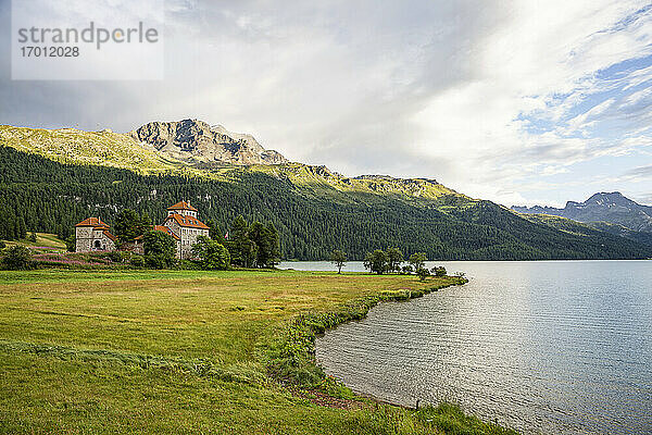 Schweiz  Kanton Graubünden  Silvaplana  Ufer des Silvaplanersees mit Schloss Crap da Sass im Hintergrund