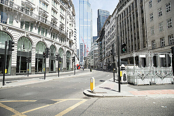 UK  England  London  Leere Straße inmitten der Stadt