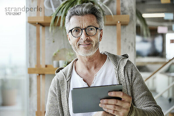 Mann mit Brille und digitalem Tablet
