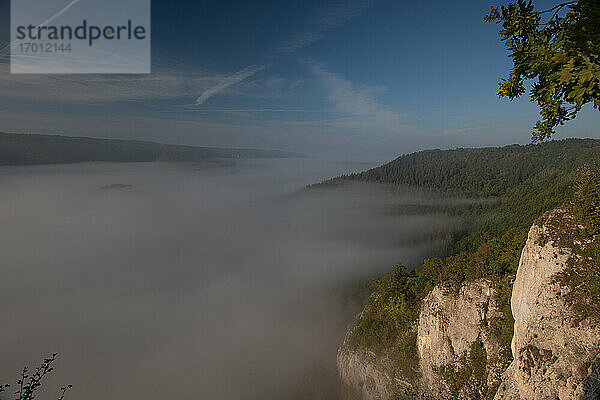 Wolkenlandschaft am Berg im Donautal  Beuron  Schwäbische Alb  Deutschland