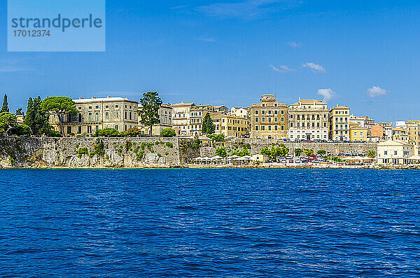 Gebäude am Meer gegen blauen Himmel an einem sonnigen Tag  Korfu-Stadt  Griechenland