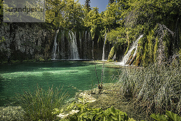 Wasserfälle und türkisfarbener See