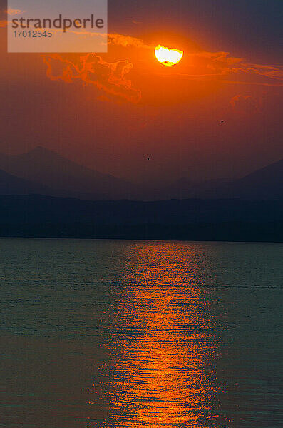 Italien  Provinz Verona  Lazise  Gardasee bei feurig rotem Sonnenuntergang