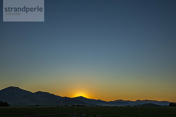 USA  Idaho  Bellevue  Sonnenuntergang hinter Hügeln