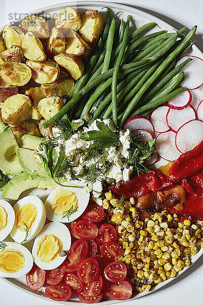 Buntes Gemüse  Salat und Eier auf dem Teller