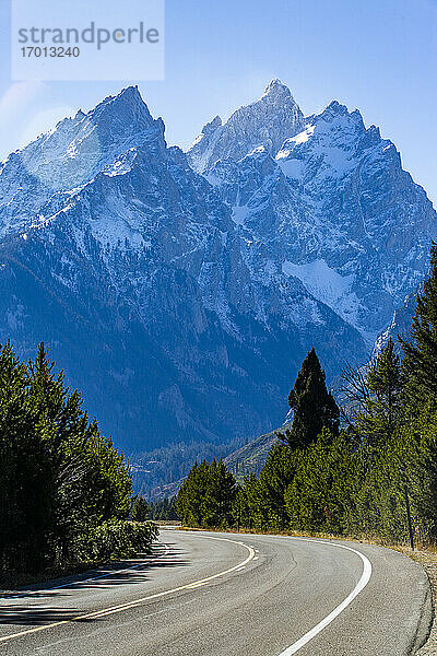 USA  Wyoming  Jackson  Grand Teton National Park  Blick auf die Teton Range von der Straße durch den Grand Teton National Park