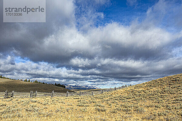 USA  Idaho  Stanley  Ranchlandschaft mit Wolken und Bergen in der Ferne