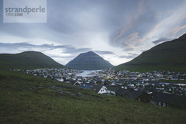 Dänemark  Färöer Inseln  Klaksvik  Dorf an der Küste