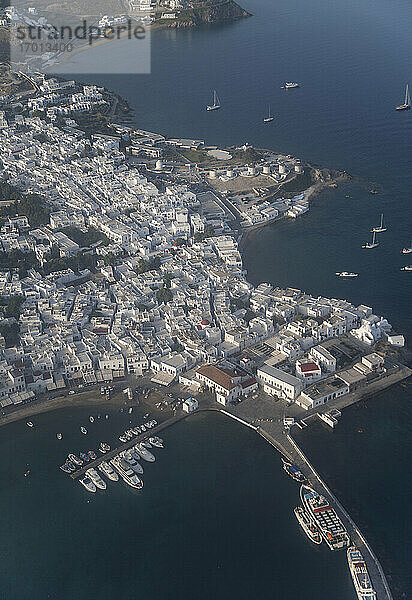 Griechenland  Kykladeninseln  Mykonos  Luftaufnahme der Küstenstadt