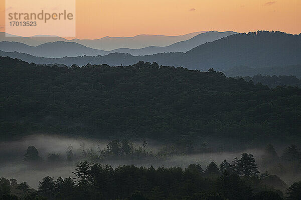 USA  Georgia  Blue Ridge Mountains  Nebel bei Sonnenaufgang in den Blue Ridge Mountains