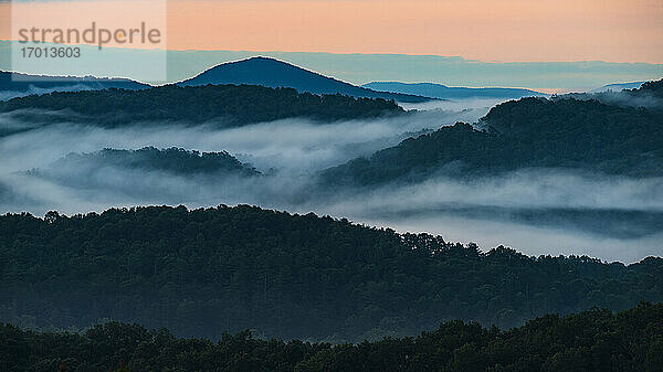 USA  Georgia  Blue Ridge Mountains bedeckt mit Nebel bei Sonnenaufgang