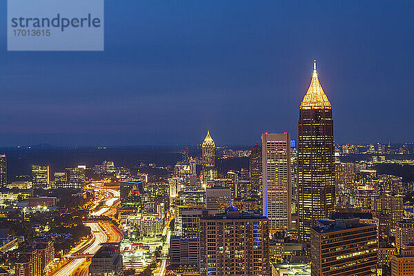 USA  Georgia  Atlanta  Downtown Architektur in der Abenddämmerung