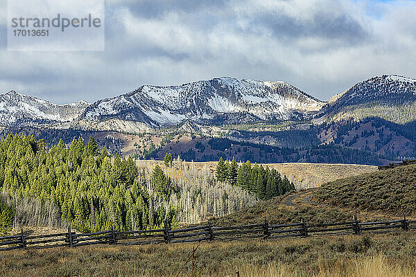 USA  Idaho  Stanley  Ranchlandschaft mit Bergen und Wäldern