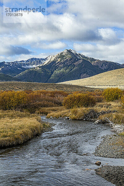 USA  Idaho  Stanley  Landschaft mit Bach und Bergen
