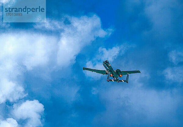 Fairchild Republic A-10 Thunderbolt II fliegt gegen den Himmel