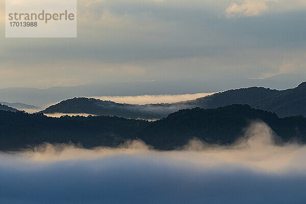 USA  Georgia  Blue Ridge Mountains bedeckt mit Nebel bei Sonnenaufgang