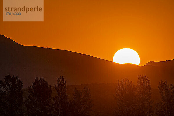 USA  Idaho  Bellevue  Sonne geht hinter Berg auf