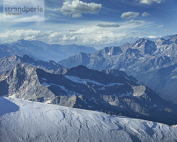 Schweiz  Monte Rosa  Kletterer auf Bergrücken am Monte Rosa Massiv
