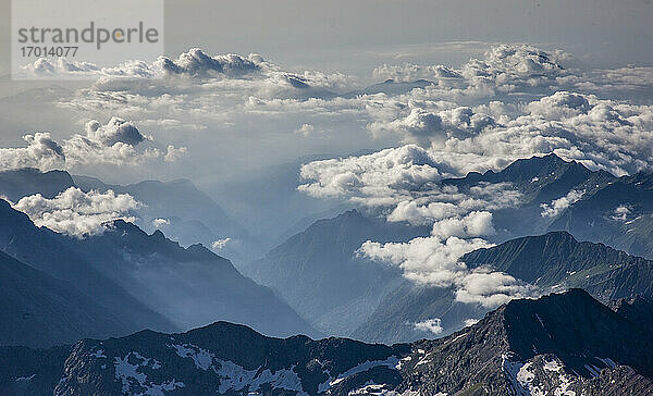 Schweiz  Monte Rosa  Luftaufnahme des Monte Rosa Massivs in Wolken
