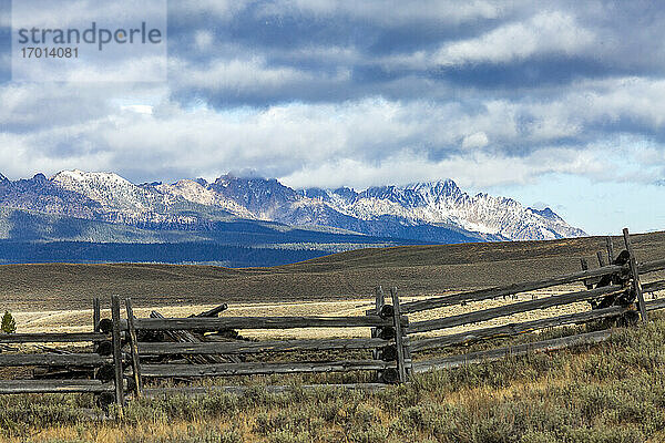 USA  Idaho  Stanley  Ranchlandschaft mit Bergen und Wolken
