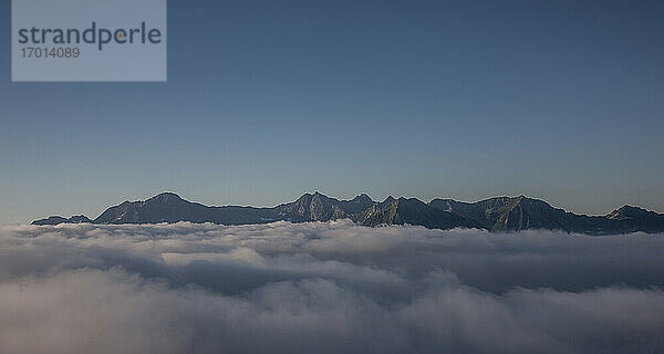 Schweiz  Monte Rosa  Bergkette und Wolken unter klarem Himmel