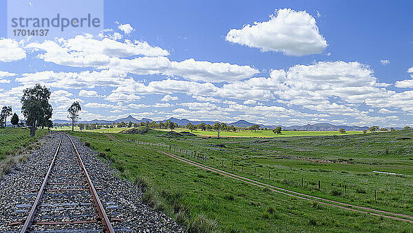 Australien  New South Whales  Kandos  Eisenbahnstrecke unter blauem Himmel