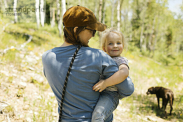 Rückansicht einer Frau mit Tochter (2-3) in Landschaft