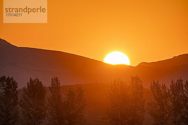 USA  Idaho  Bellevue  Sonne geht hinter Berg auf