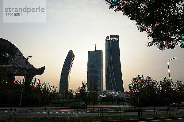 Europa  Italien  Lombardei  Mailand - Stadtleben  Stadtteil Tre Torri. Lo Storto Palast: Generali Tower (Architektin Zaha Hadid)  The Diritto: Allianz Tower (Arch. Arata Isozaki)  Il Curvo: PWC Tower (Arch. Daniel Libeskind).